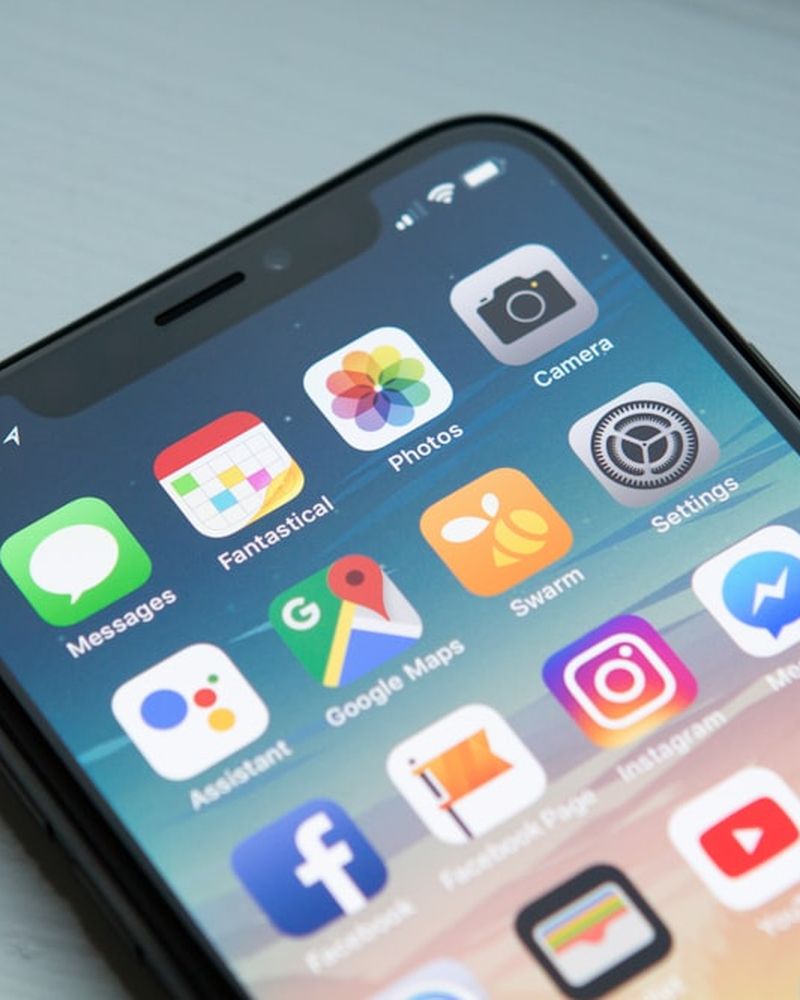 Celular com o WhatsApp aberto — atendimento direto