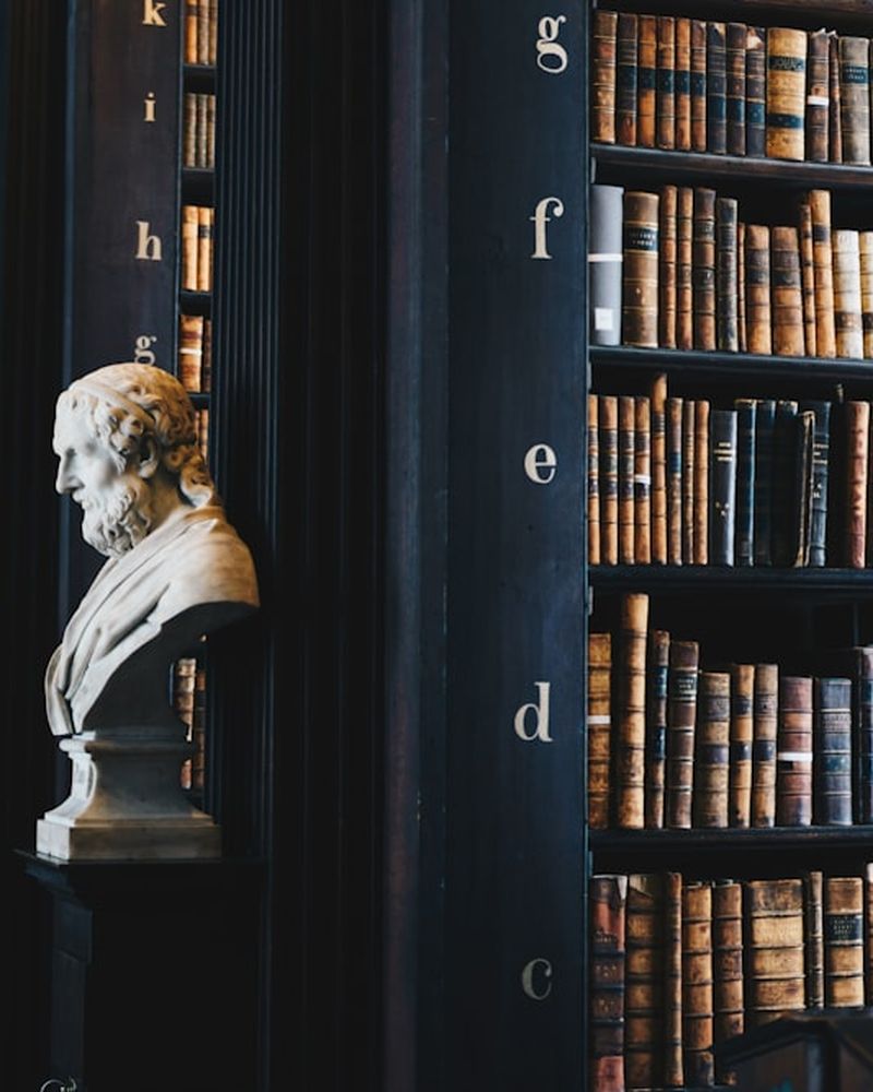Estante com livros de Direito